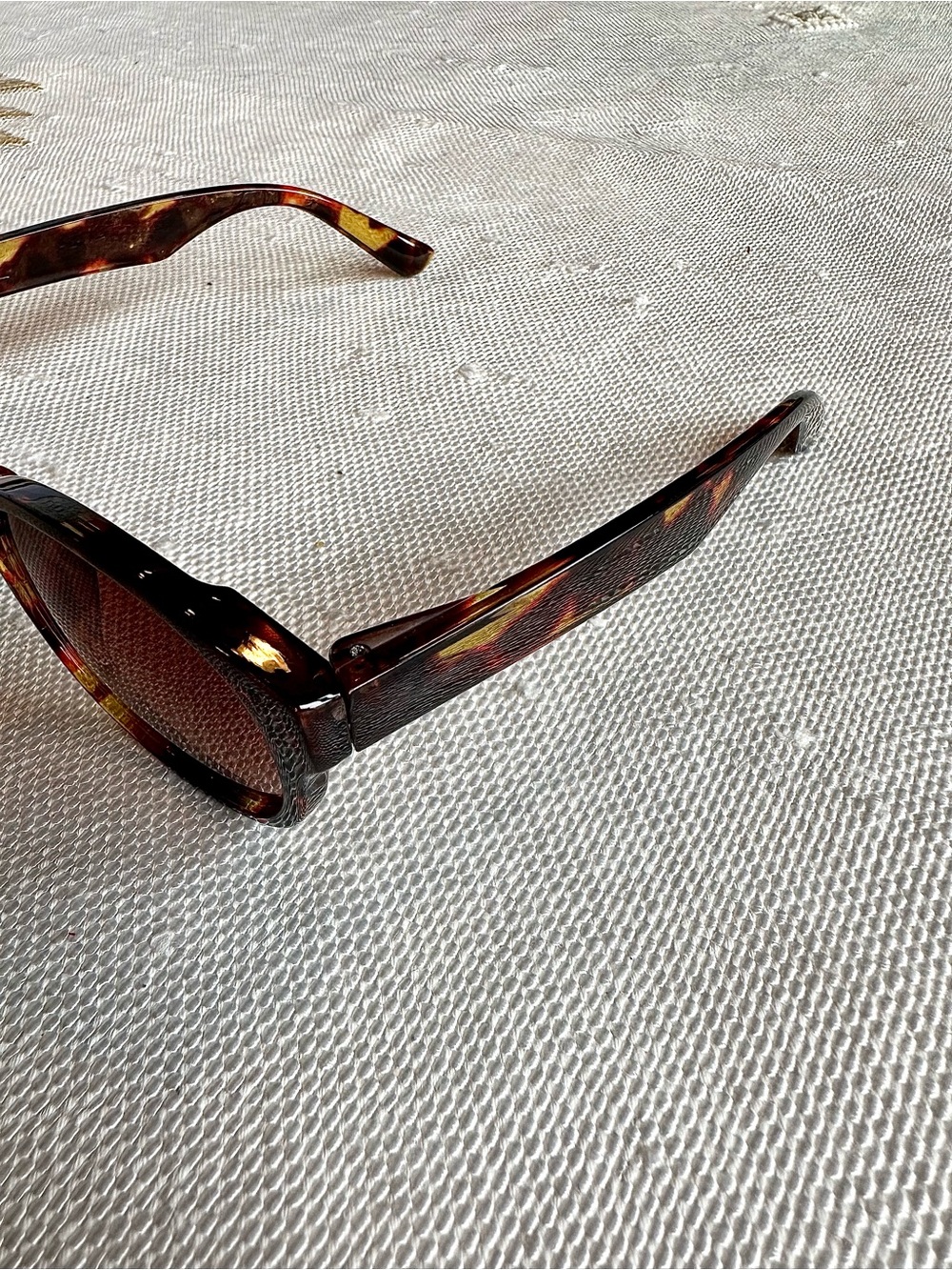 Tortoise Shell Patterned Sunglasses - Picture 4 of 7